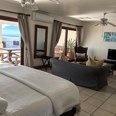 Berg En Zee Guesthouse Gordons Bay Exterior photo