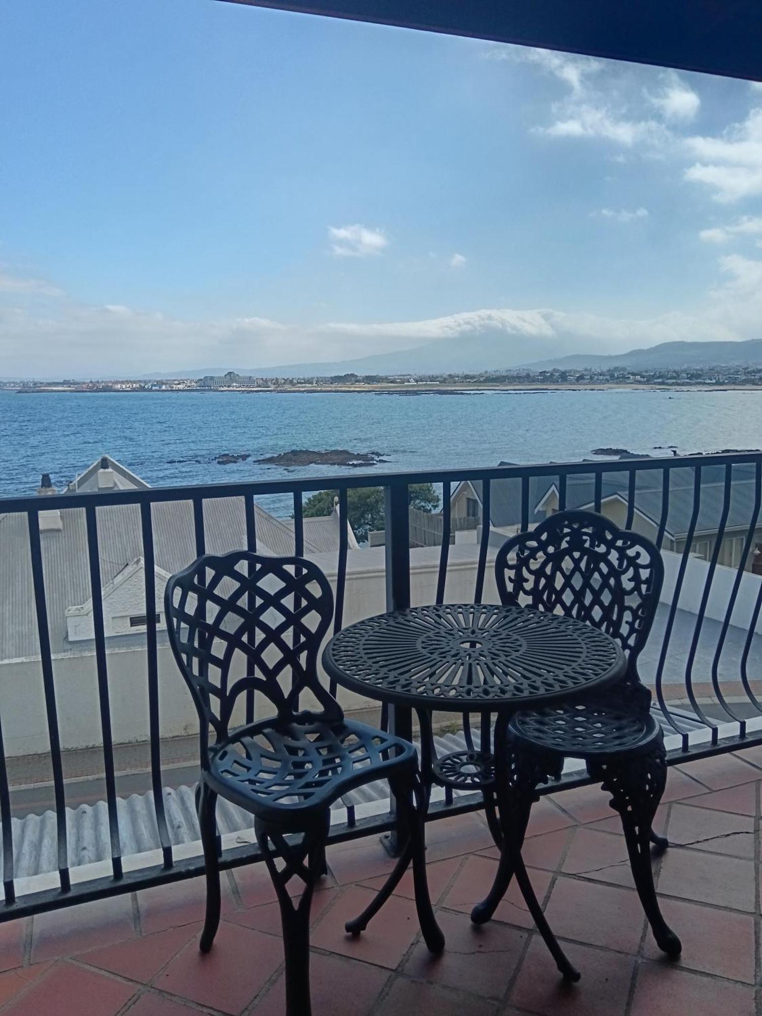 Berg En Zee Guesthouse Gordons Bay Exterior photo